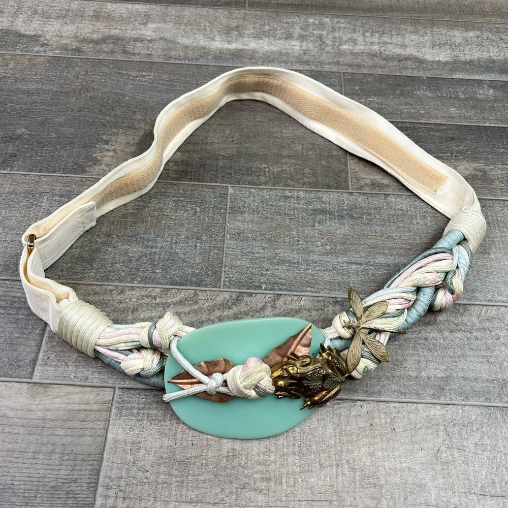 Women’s 80’s Vintage Carolyn Tanner statement Belt w metal frog and dragonfly.